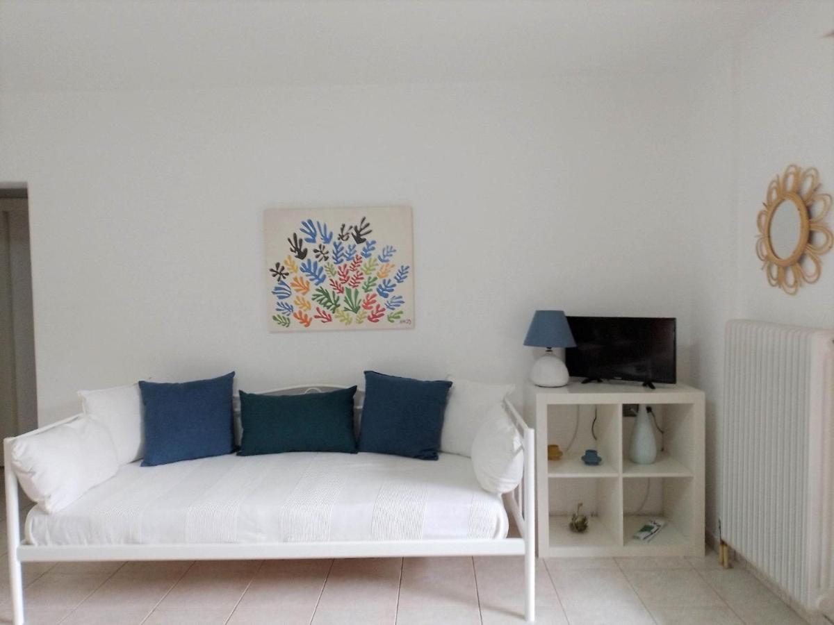 Small Theater Apartment Epidaurus Exterior photo